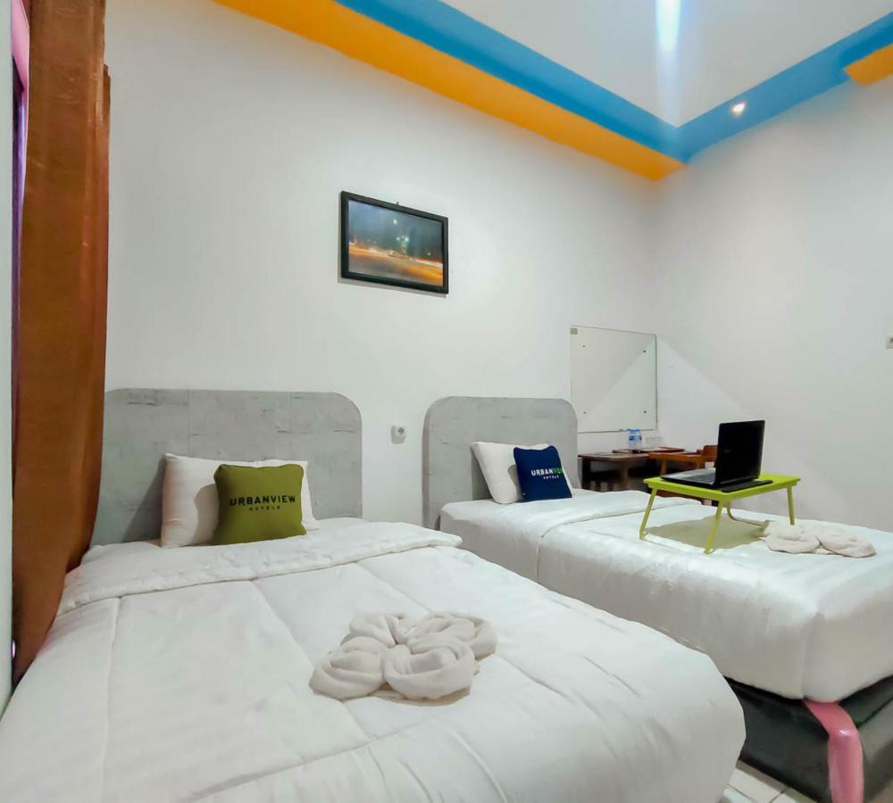 Urbanview Hotel Bagoes Sintang By Reddoorz Exterior foto
