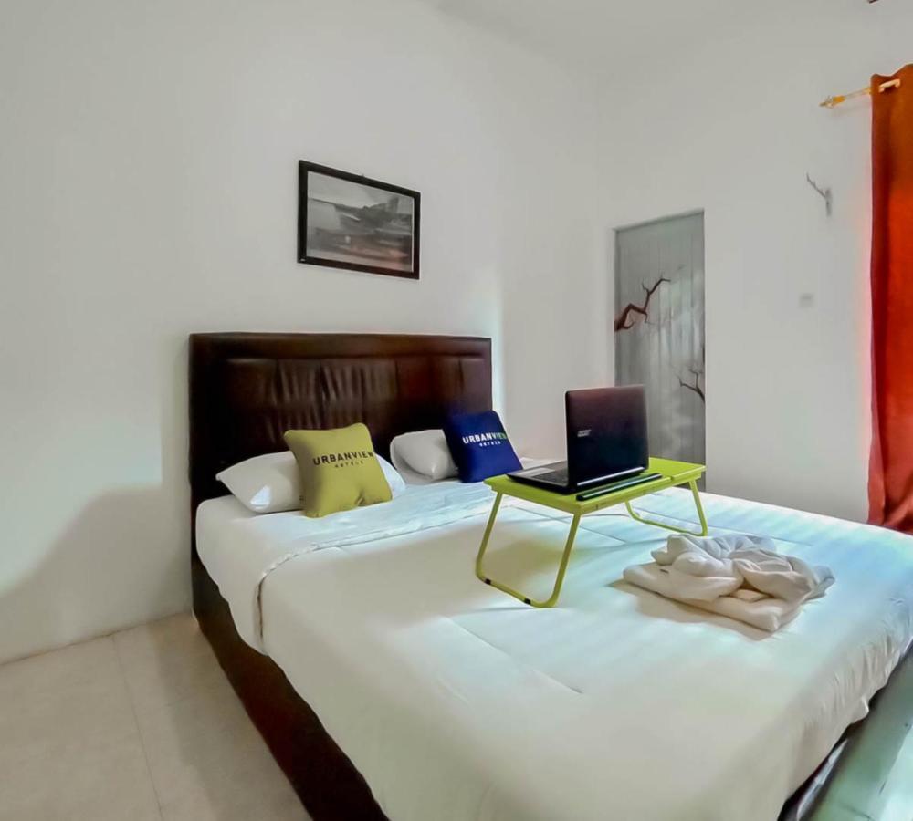 Urbanview Hotel Bagoes Sintang By Reddoorz Exterior foto